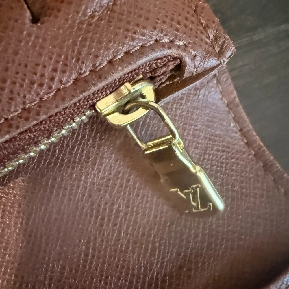 Louis Vuitton elegant louis